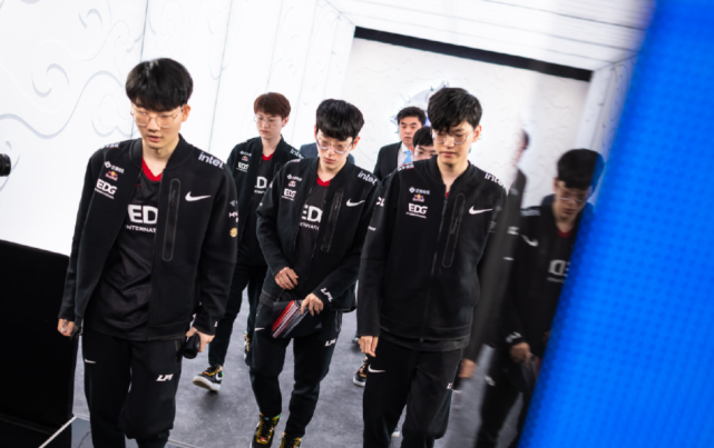 他被卷入交 他被卷入交