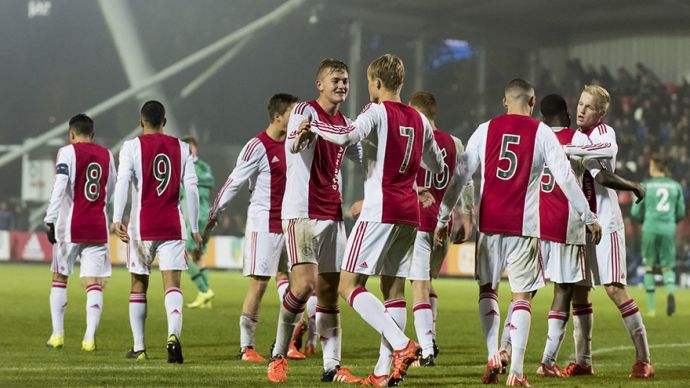 被球迷围得 被球迷围得