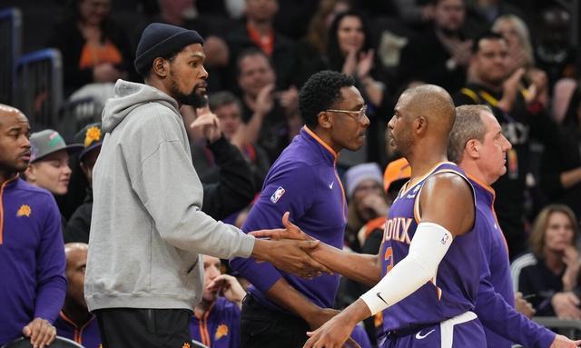 他在接发球 他在接发球