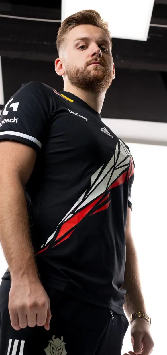 他迅速卡位 他迅速卡位